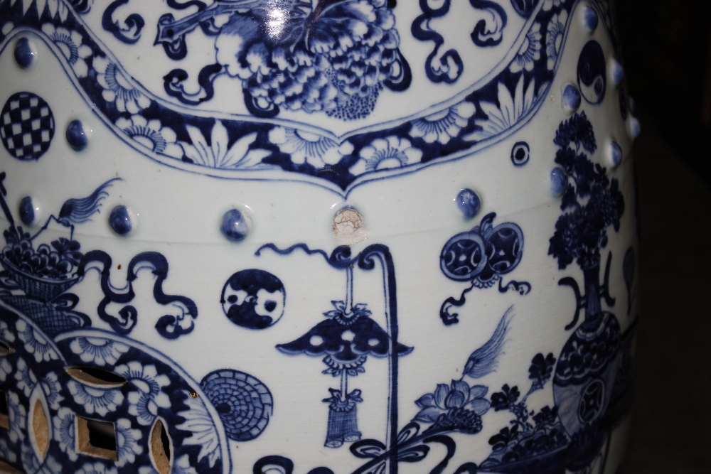 A pair of 18th Century blue and white Chinese ceramic barrel shaped garden seats, decorated - Image 13 of 17