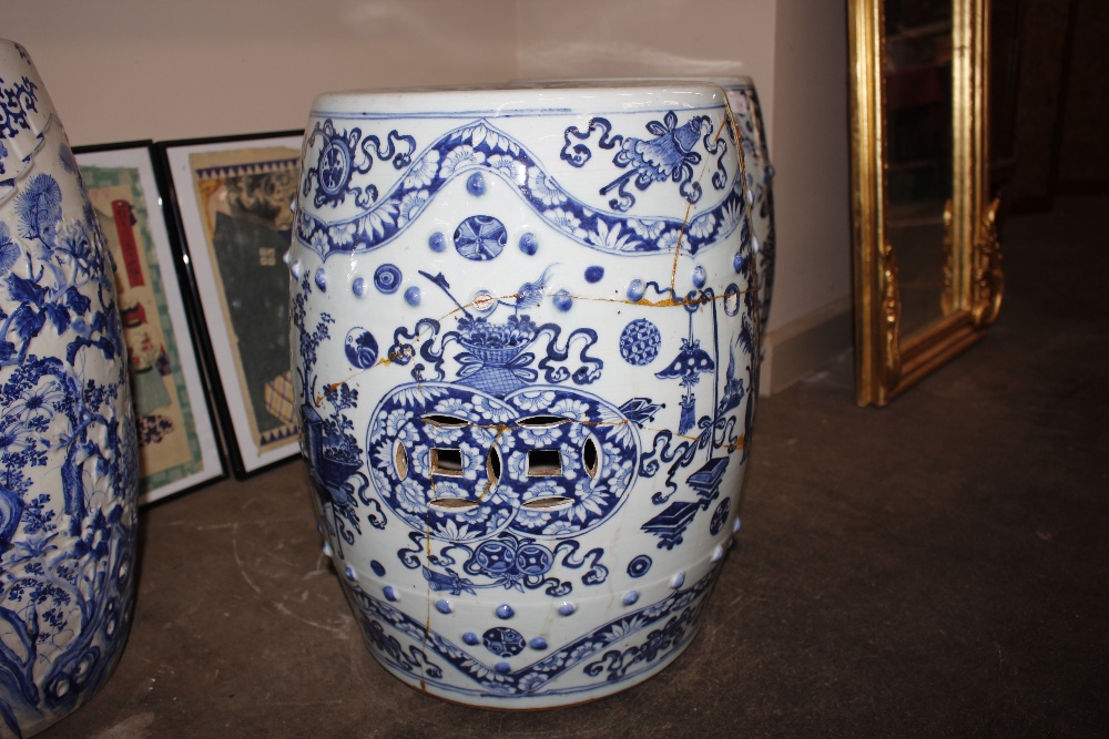 A pair of 18th Century blue and white Chinese ceramic barrel shaped garden seats, decorated - Image 5 of 17