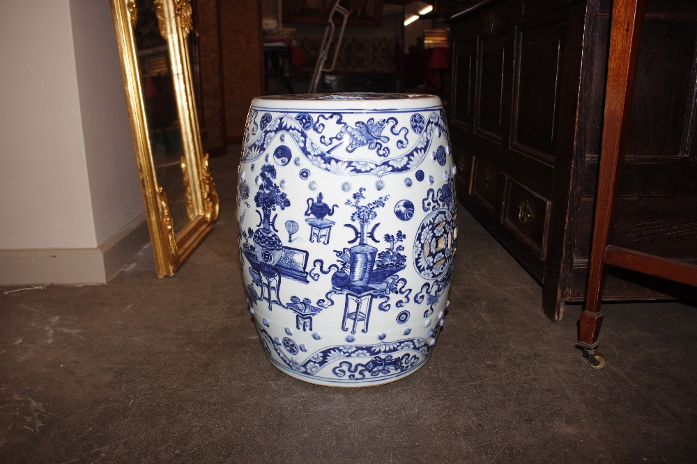 A pair of 18th Century blue and white Chinese ceramic barrel shaped garden seats, decorated - Image 14 of 17