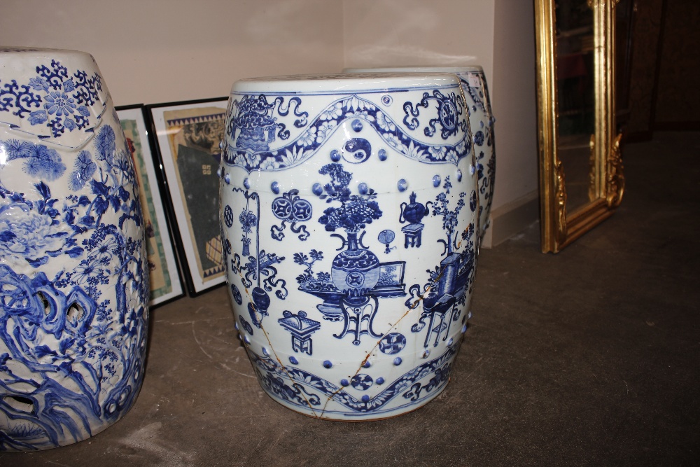 A pair of 18th Century blue and white Chinese ceramic barrel shaped garden seats, decorated - Image 6 of 17