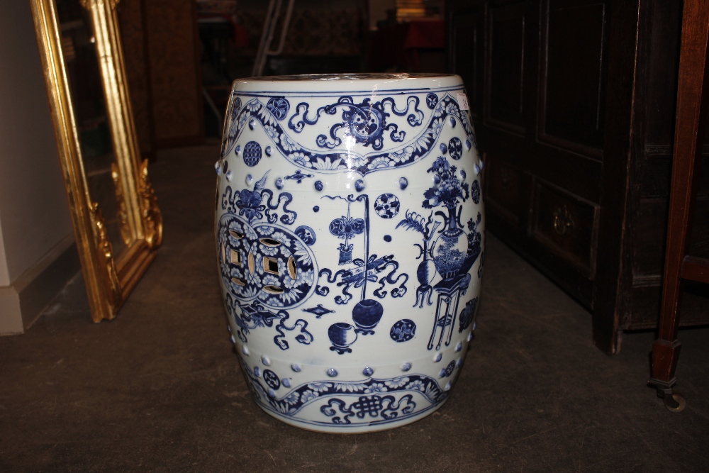 A pair of 18th Century blue and white Chinese ceramic barrel shaped garden seats, decorated - Image 15 of 17