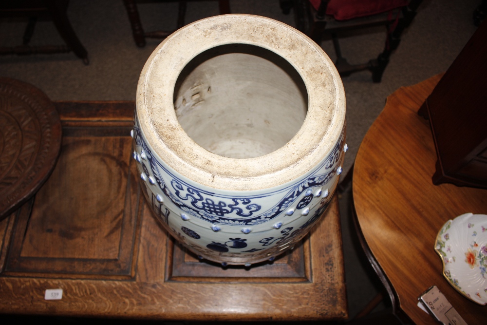 A pair of 18th Century blue and white Chinese ceramic barrel shaped garden seats, decorated - Image 16 of 17