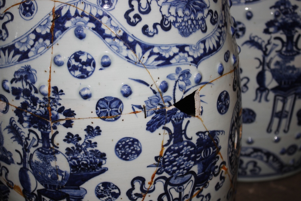 A pair of 18th Century blue and white Chinese ceramic barrel shaped garden seats, decorated - Image 4 of 17