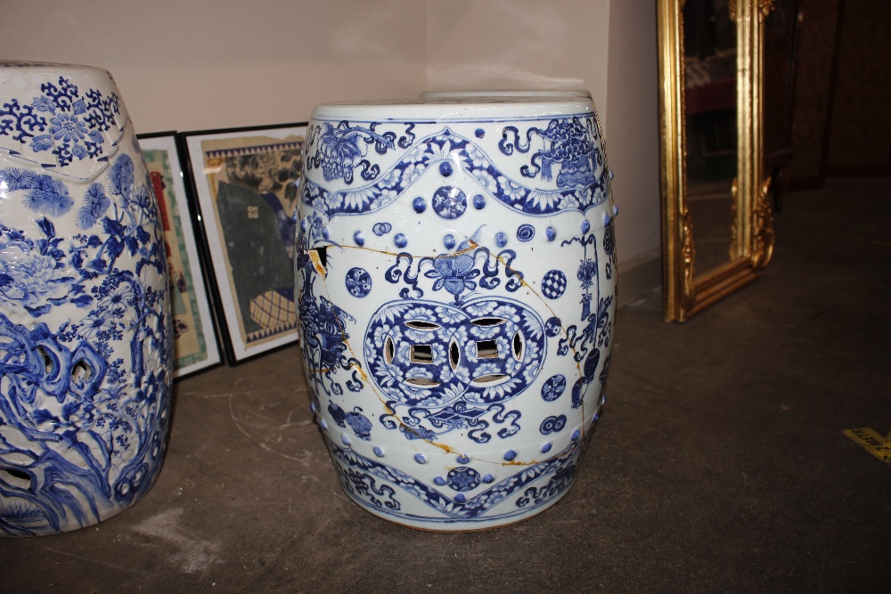 A pair of 18th Century blue and white Chinese ceramic barrel shaped garden seats, decorated - Image 7 of 17