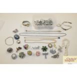 A quantity of costume jewellery