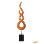 An abstract wooden figure of 8 carving on plinth,