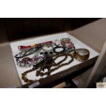 A tray of miscellaneous costume jewellery