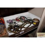 A tray of miscellaneous costume jewellery
