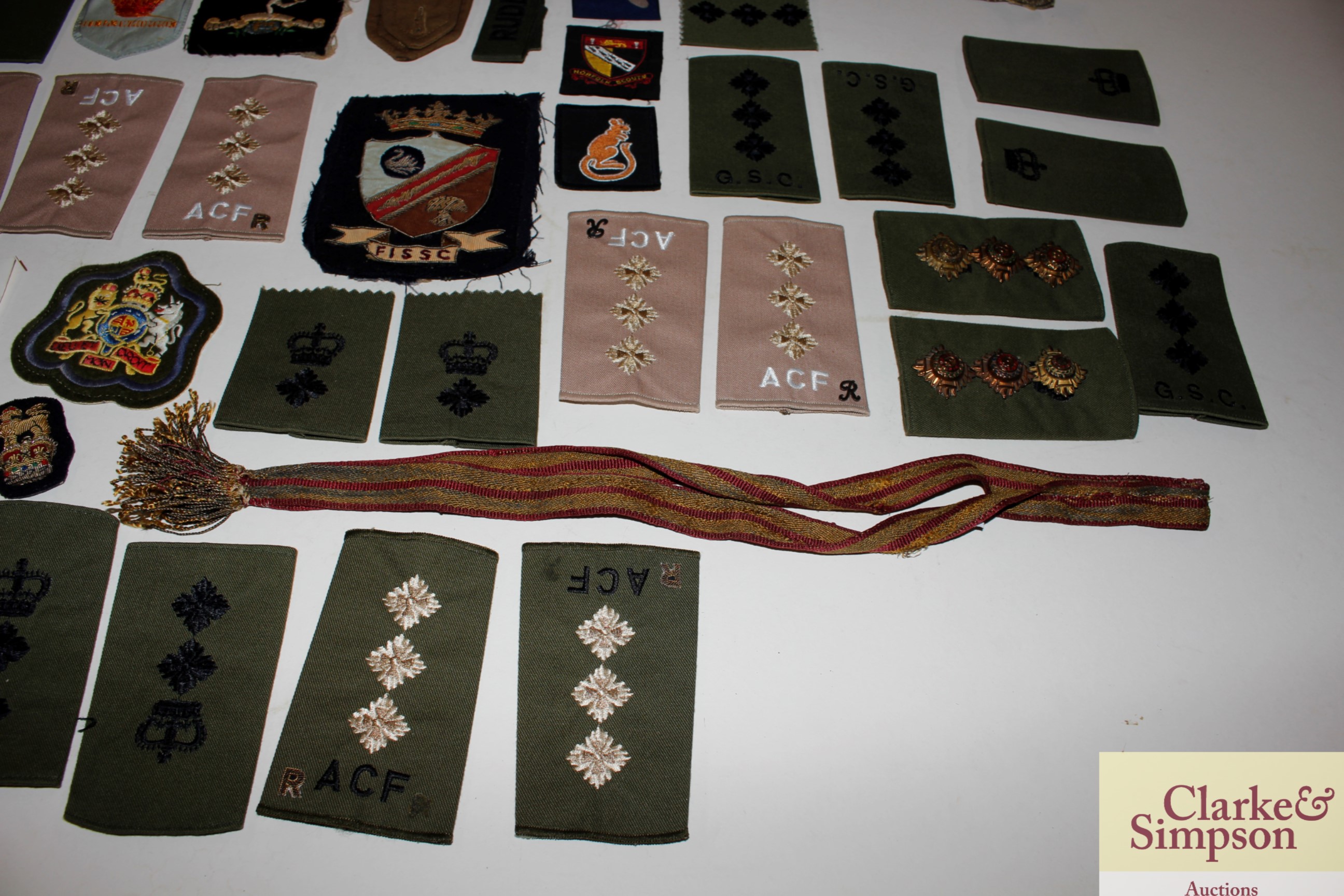 A box of various military cloth badges - Image 5 of 5
