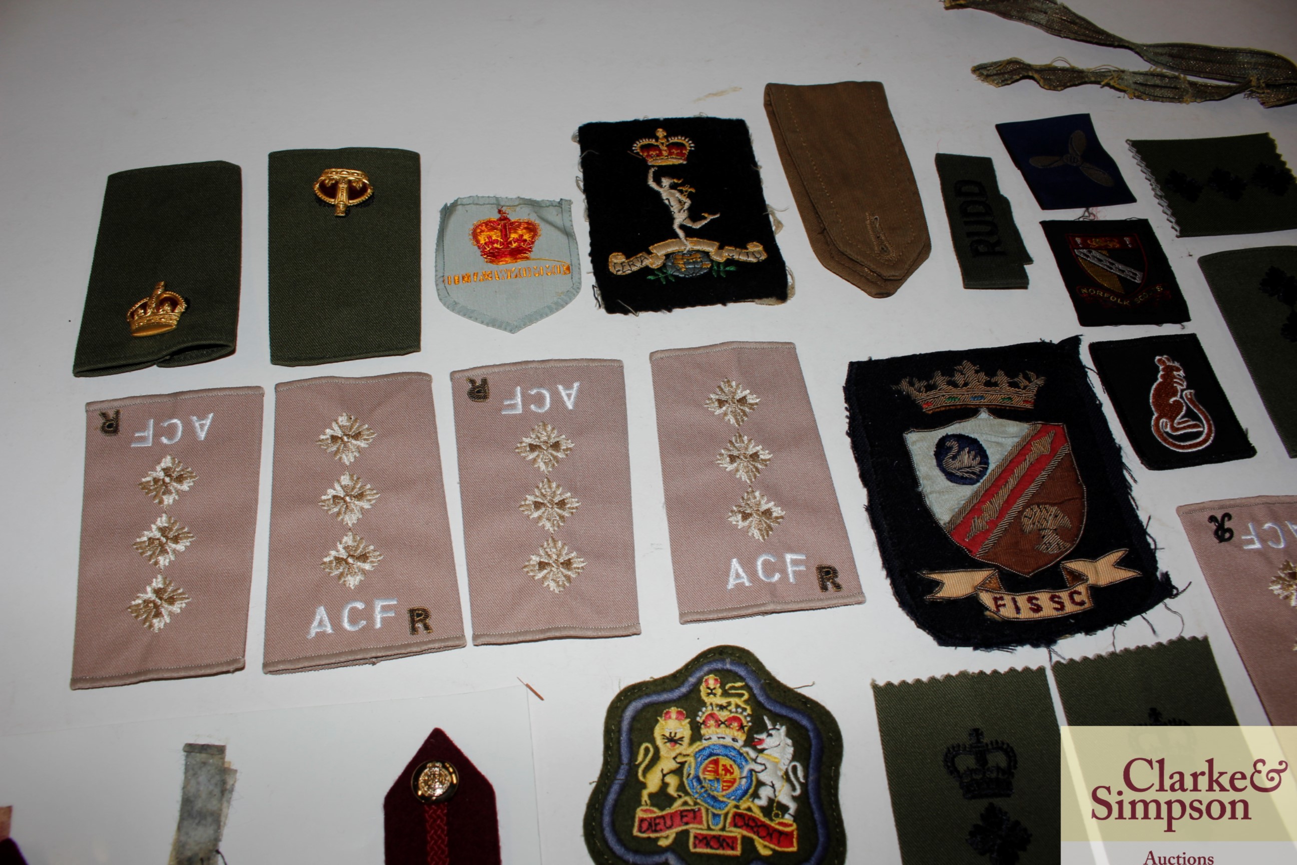 A box of various military cloth badges - Image 3 of 5