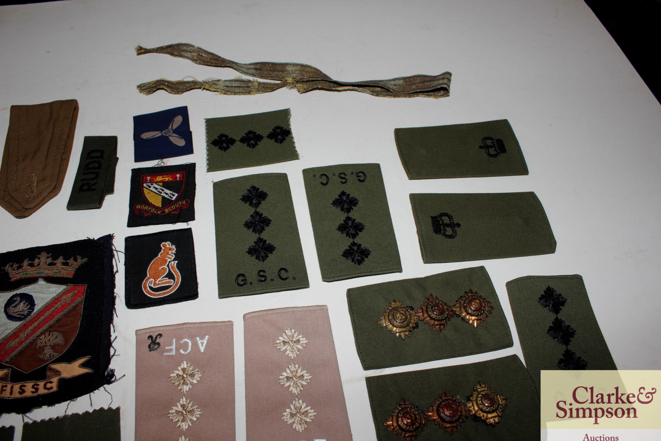 A box of various military cloth badges - Image 4 of 5