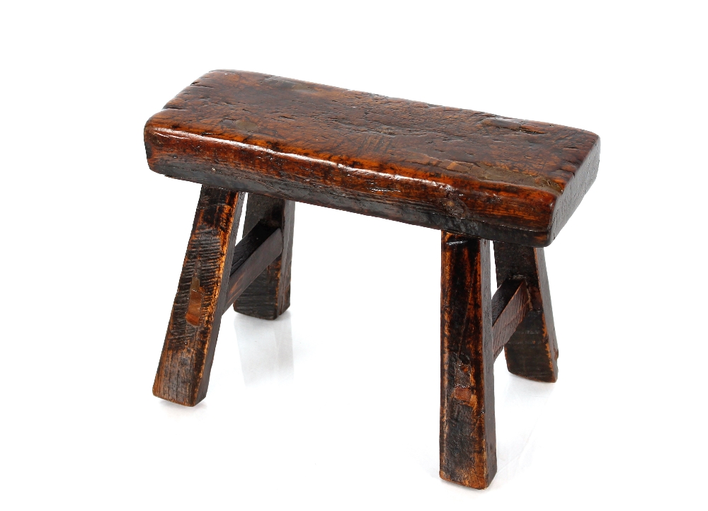 An 18th Century primitive stool / preparation stand, with a narrow knife marked and worn single