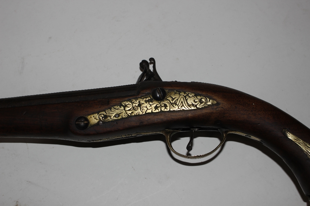 An 18th Century flintlock pistol, with brass mounts - Image 15 of 25