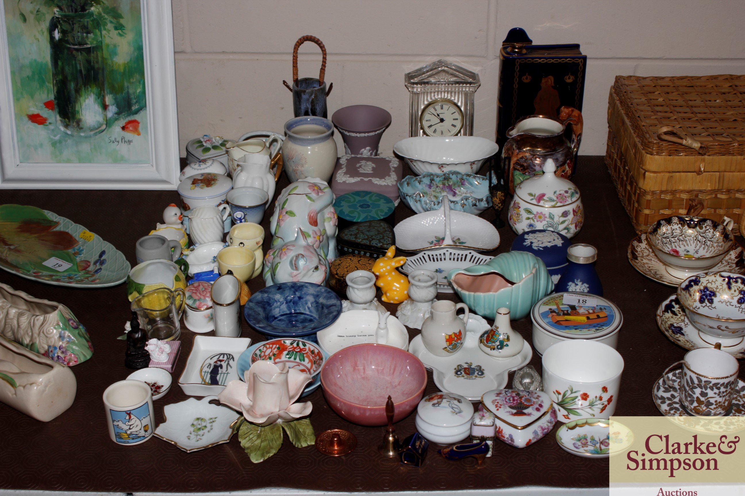 A collection of various decorative porcelain to in