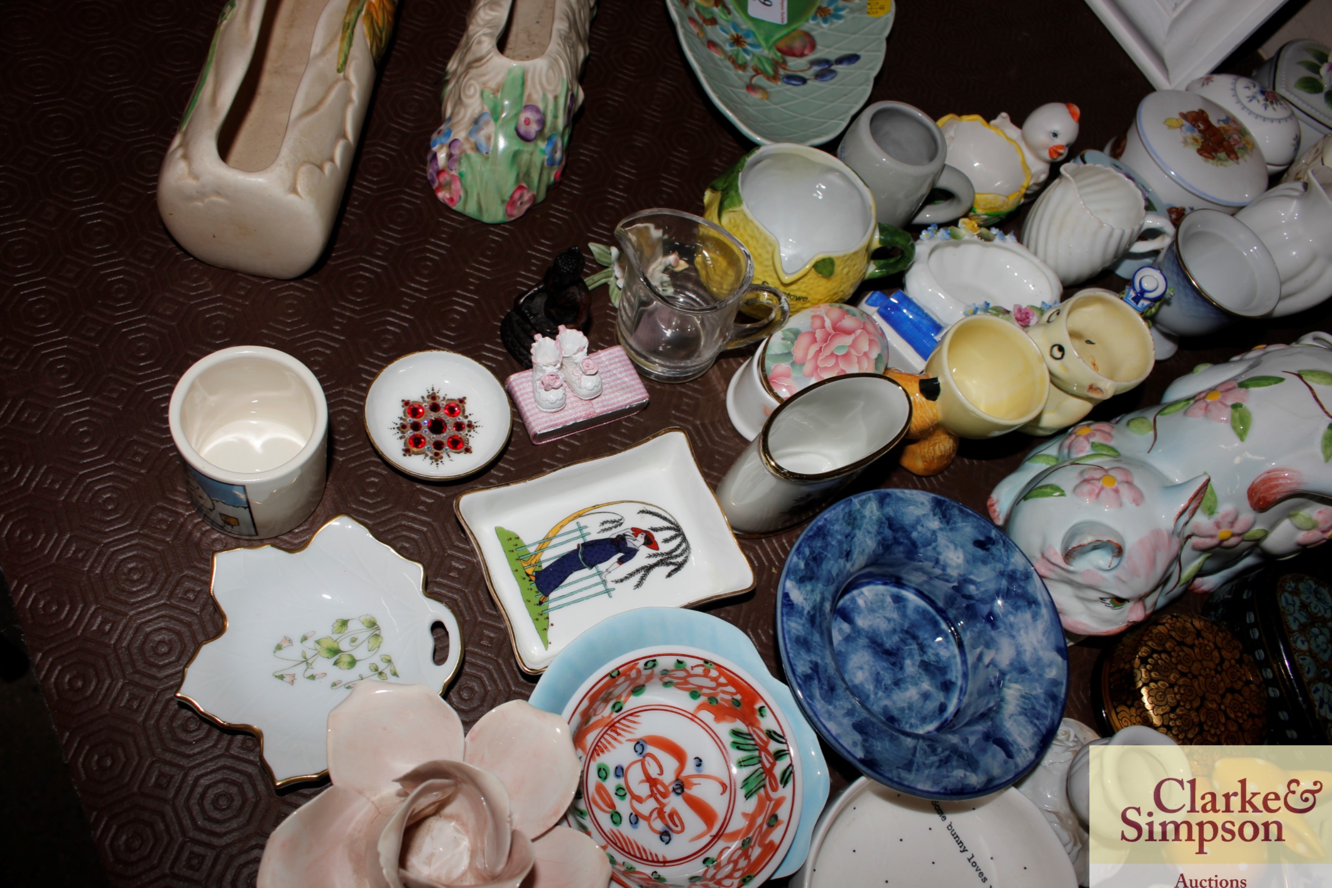 A collection of various decorative porcelain to in - Image 3 of 6