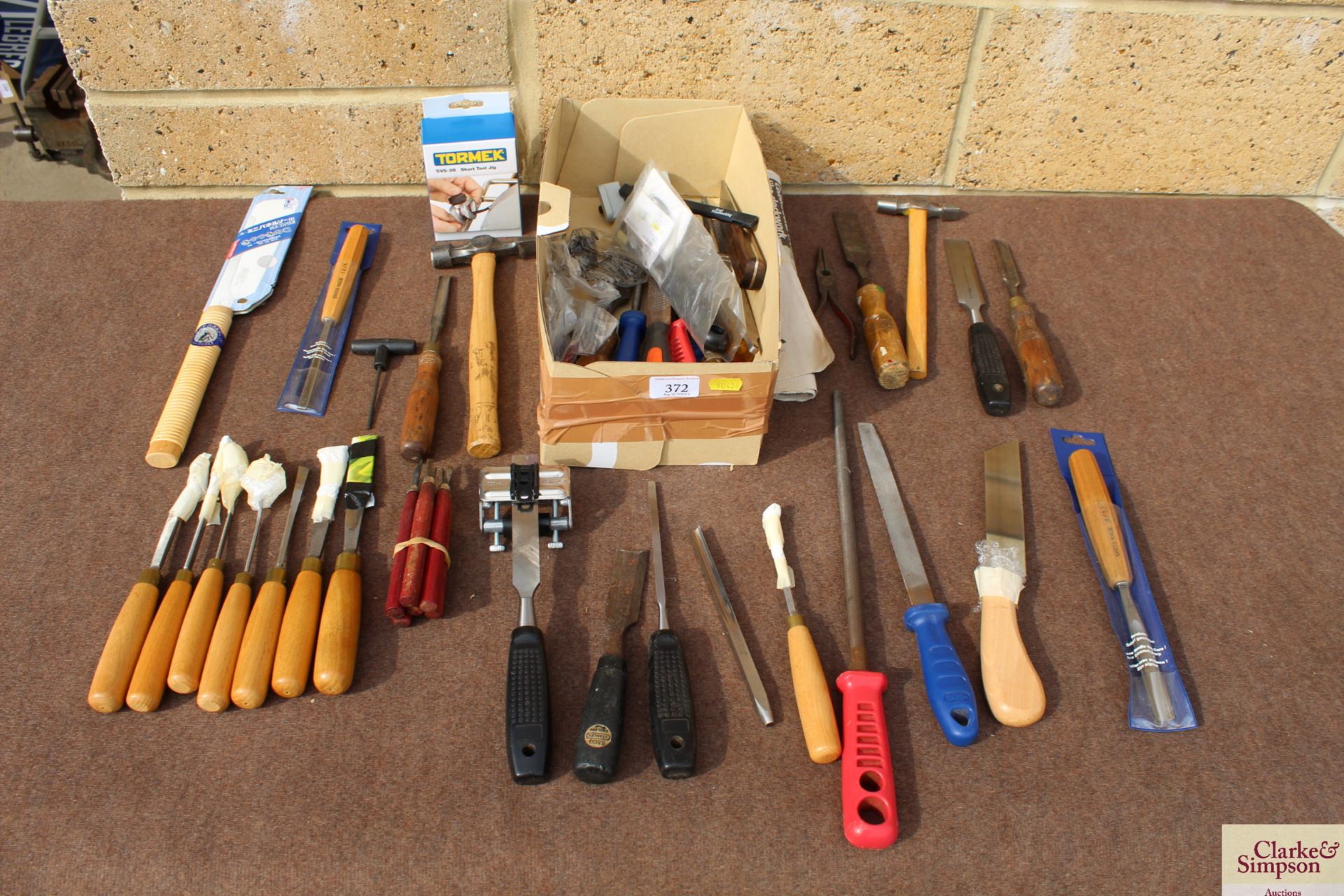 Tray containing large quantity of woodworking and other chisels, guides etc.
