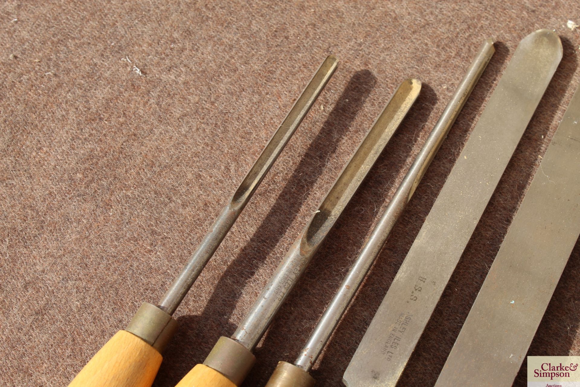 Tray containing a quantity of woodturning chisels. - Image 2 of 5