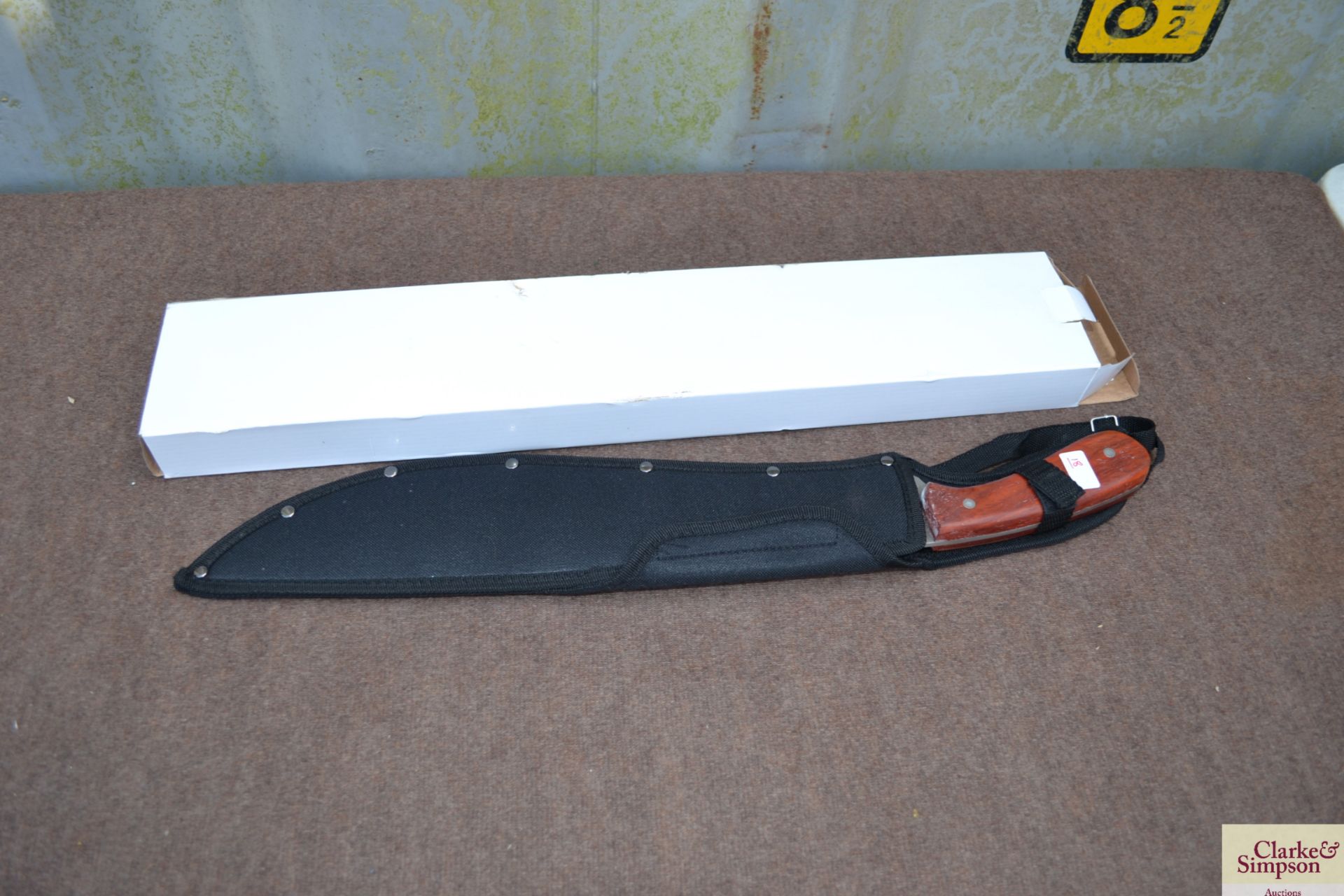 20in Kukri machette. V