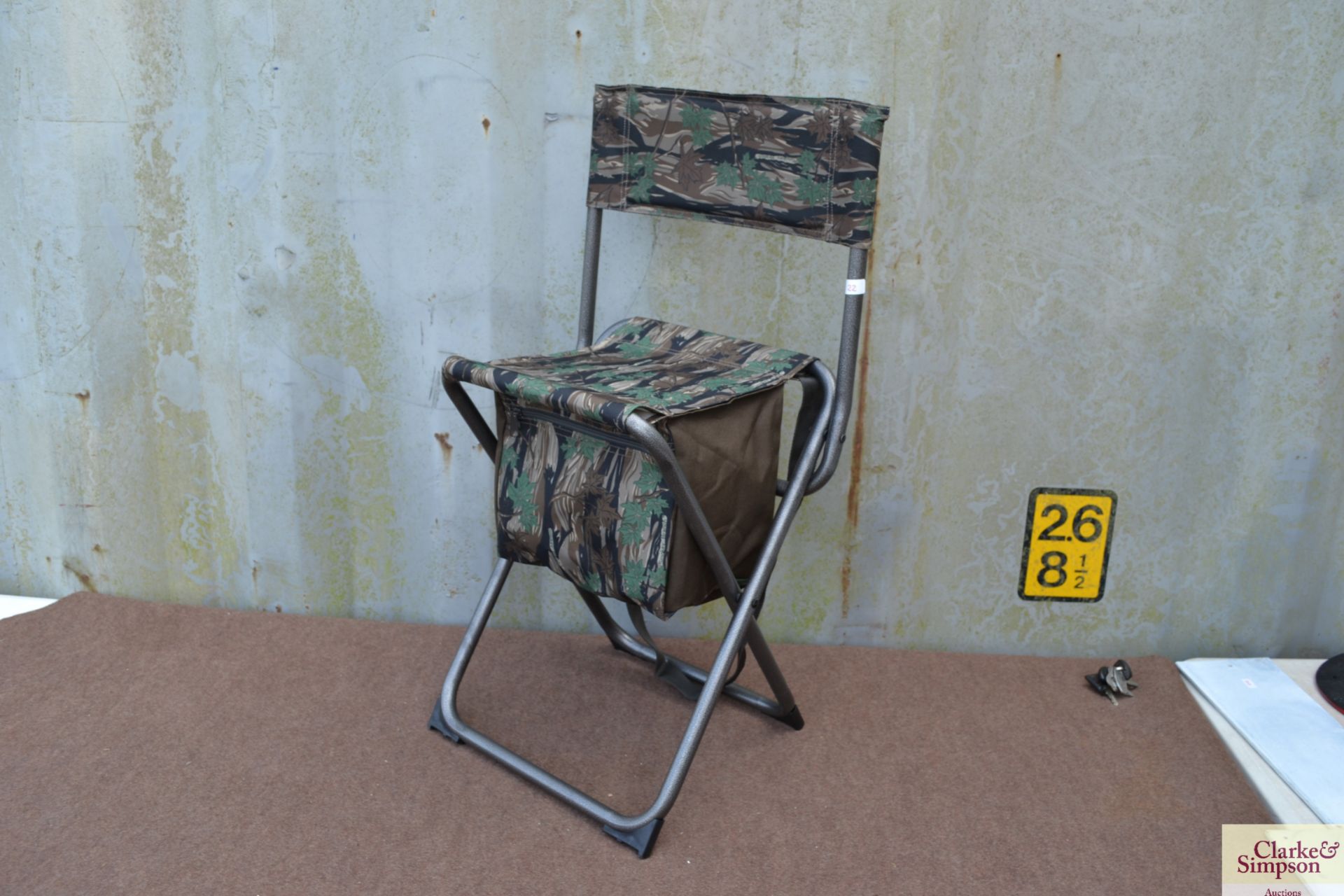 Folding hunting stool (225lb). V