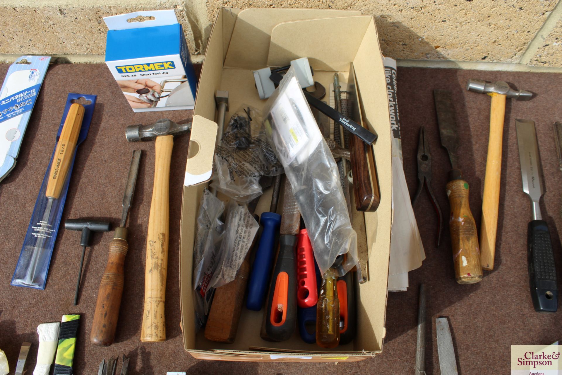 Tray containing large quantity of woodworking and other chisels, guides etc. - Image 10 of 10
