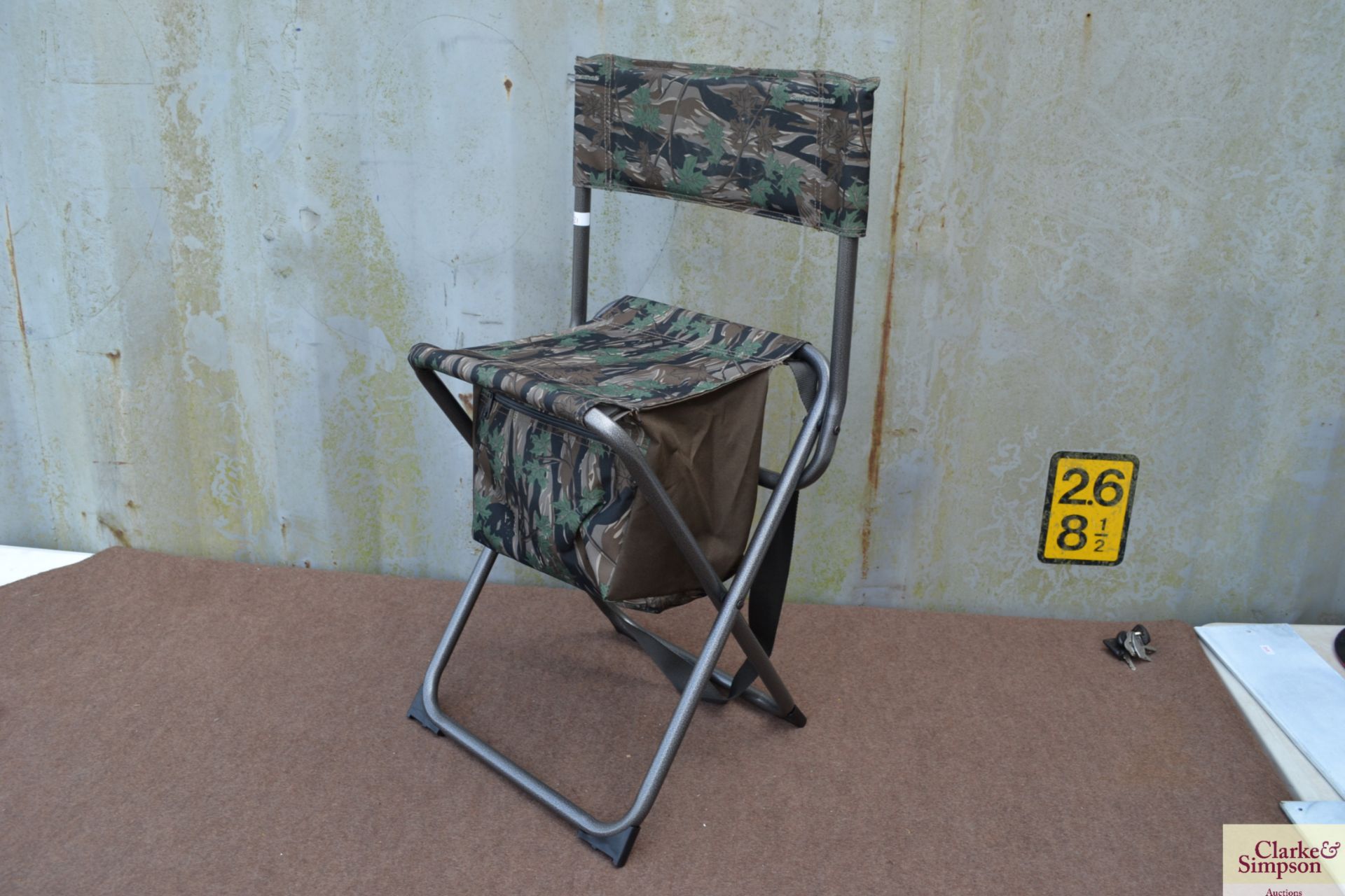 Folding hunting stool (225lb). V