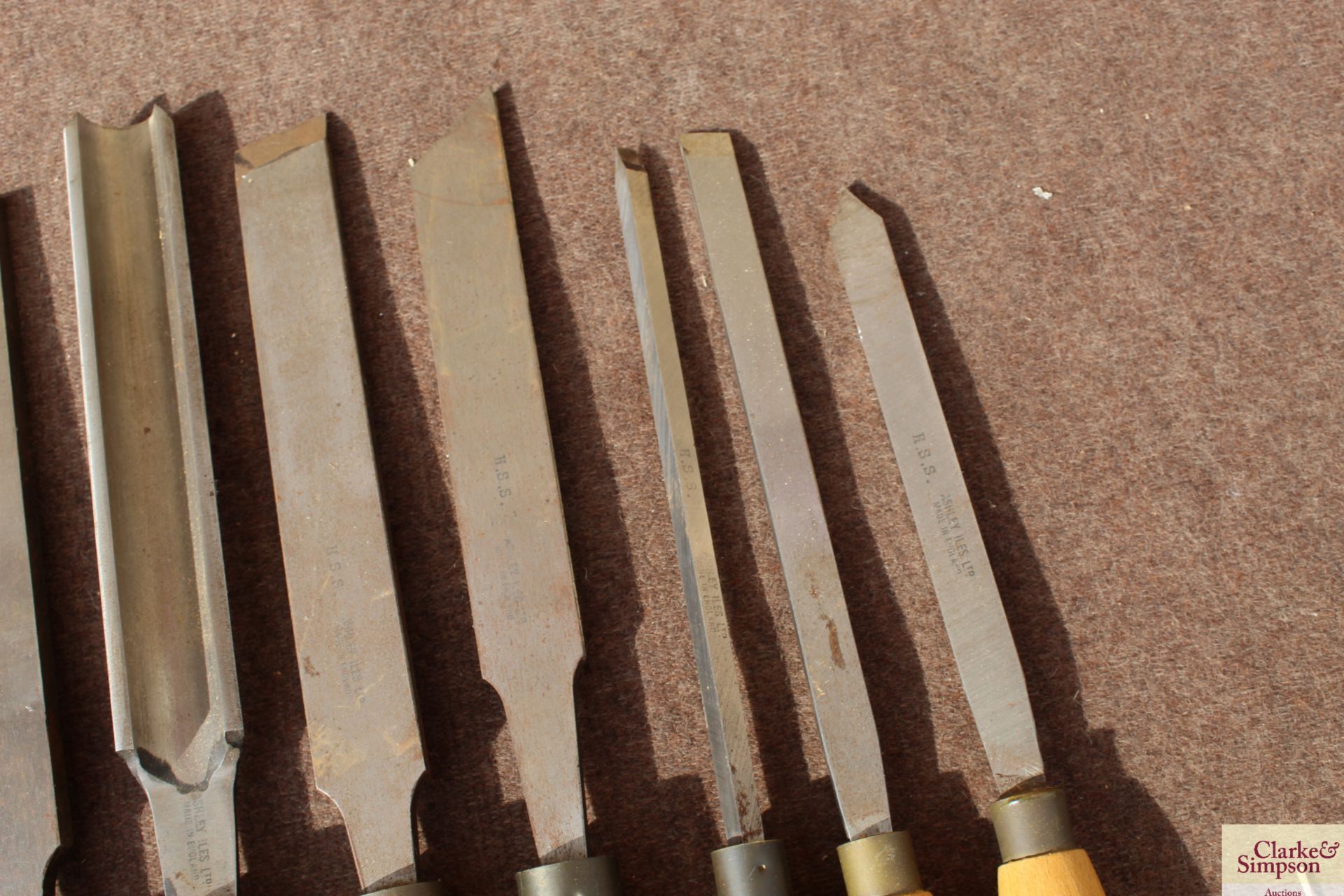 Tray containing a quantity of woodturning chisels. - Image 5 of 5