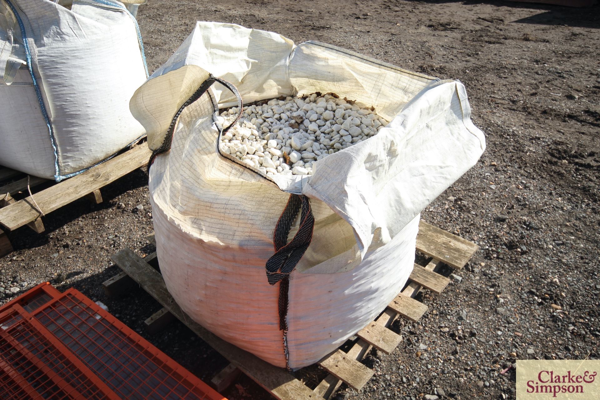 Quantity of 20-40mm decrotive white pebbles. V - Image 2 of 2