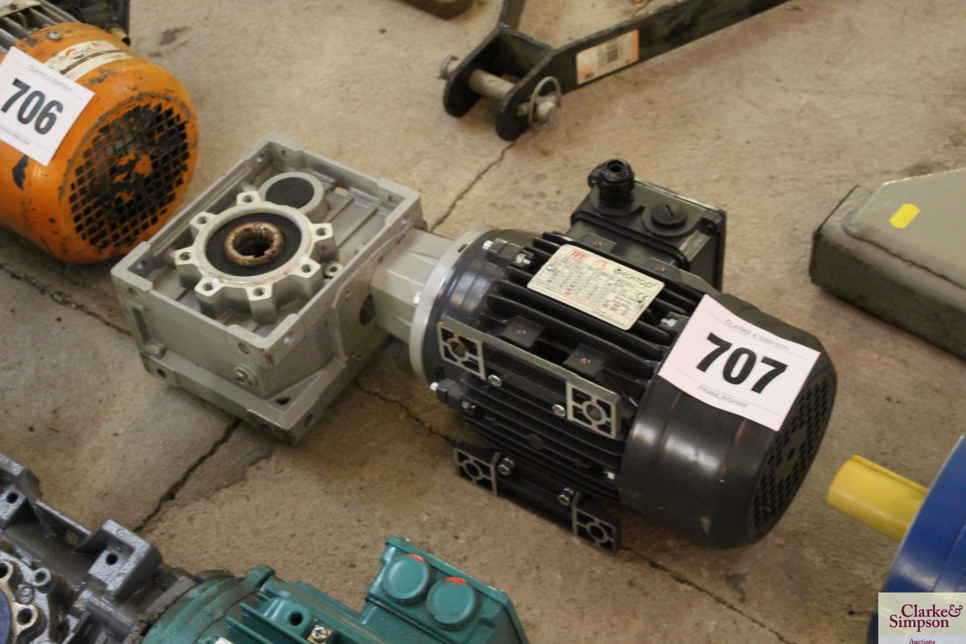 TEC 0.75kw electric motor and gearbox. For sale on - Image 2 of 3