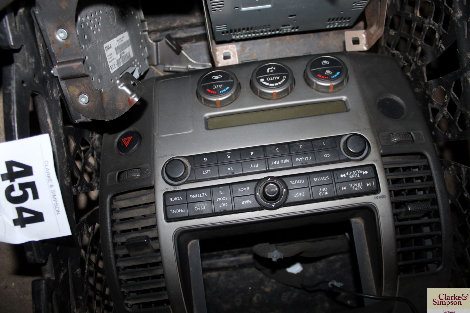 Nissan Navara D40 centre console with CD player an - Image 2 of 2