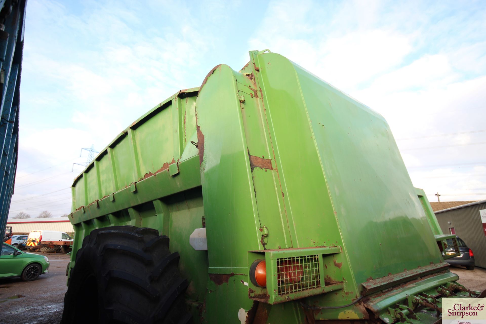 Agri-Hire 14T single axle rear discharge muck spre - Image 3 of 17