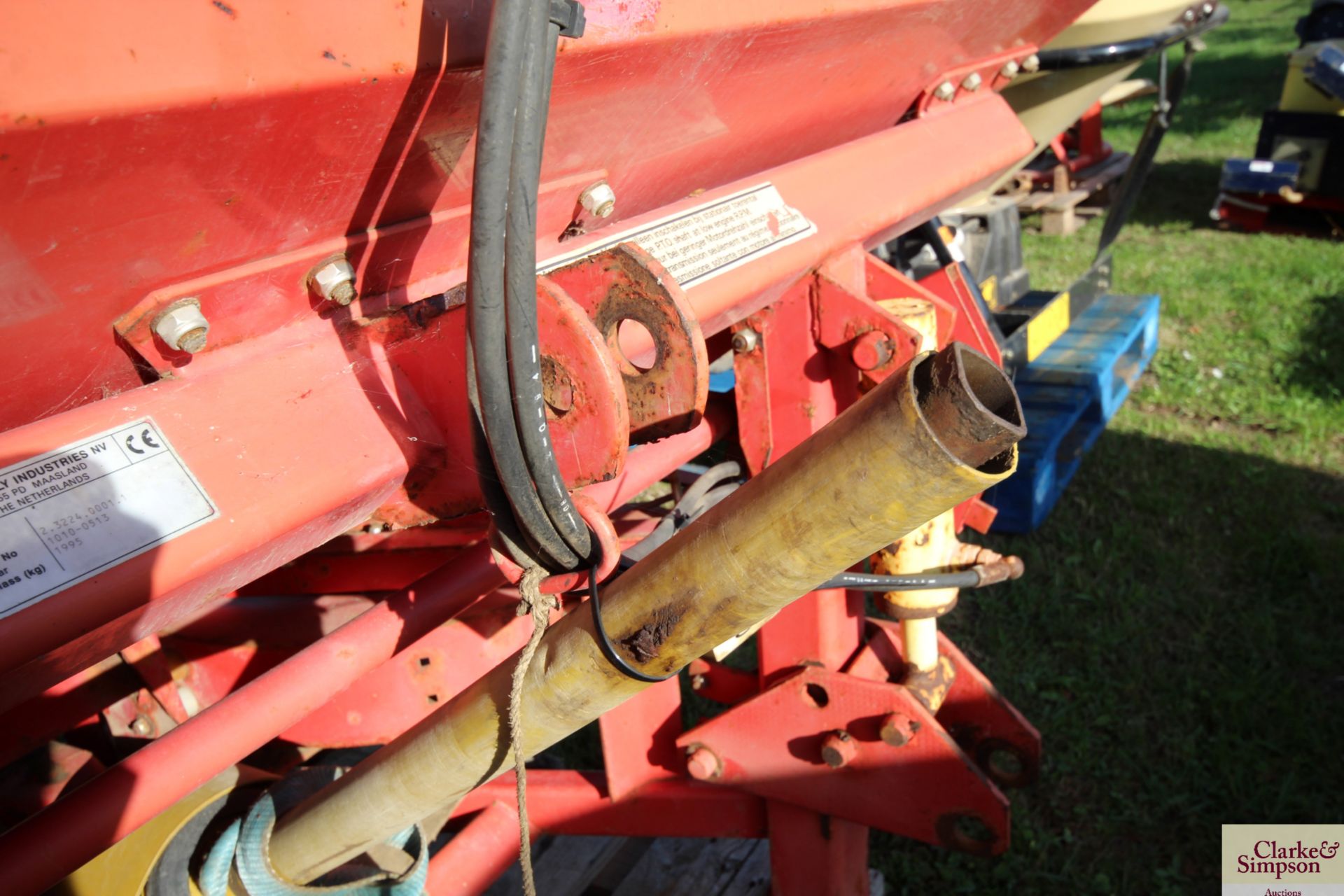 Lely Centreliner twin disc fertiliser spreader. With hopper extension. 1995. V - Image 5 of 12