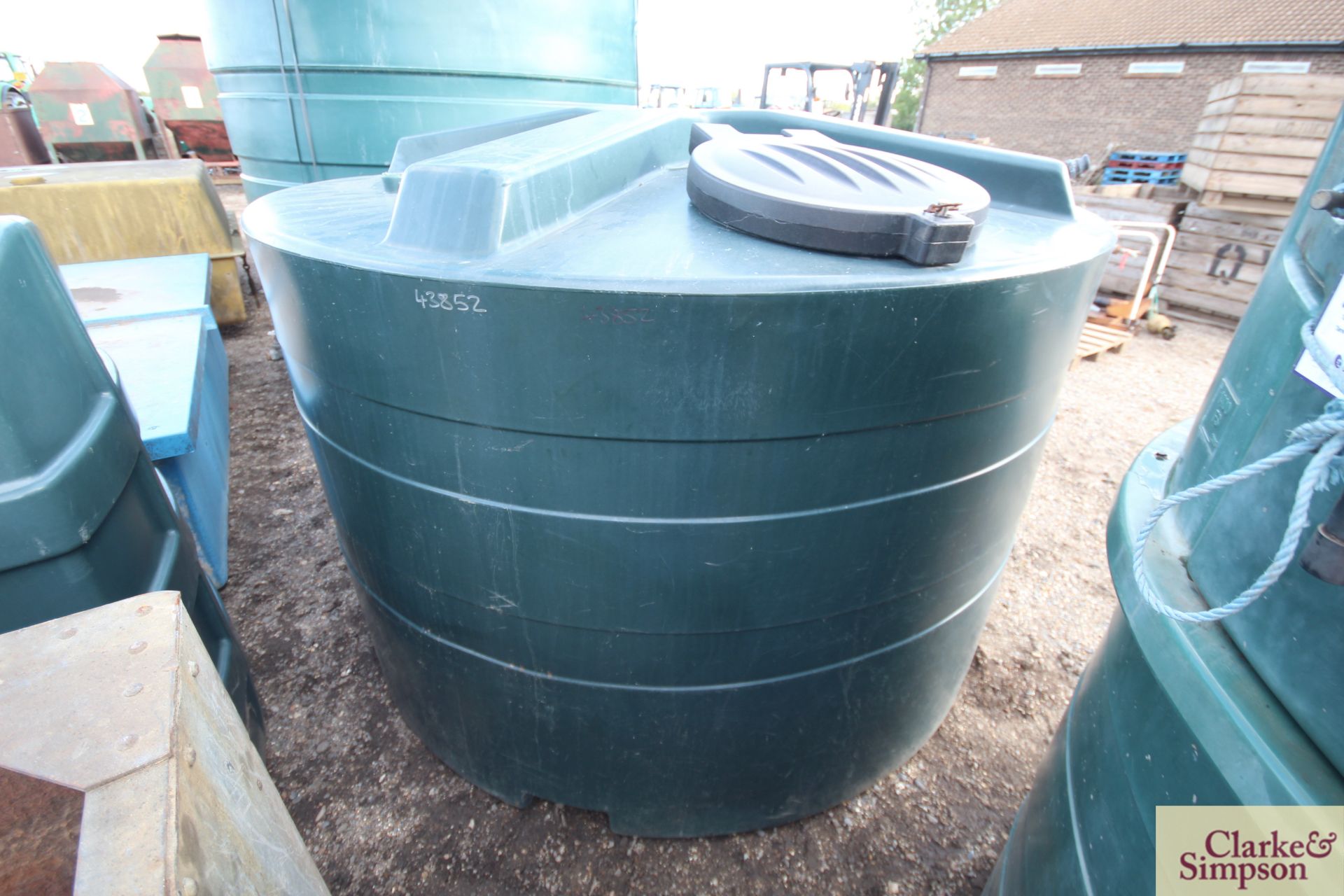 3,900L vertical plastic water tank. Used for sprayer filling. Owned from new. For sale due to - Image 3 of 5