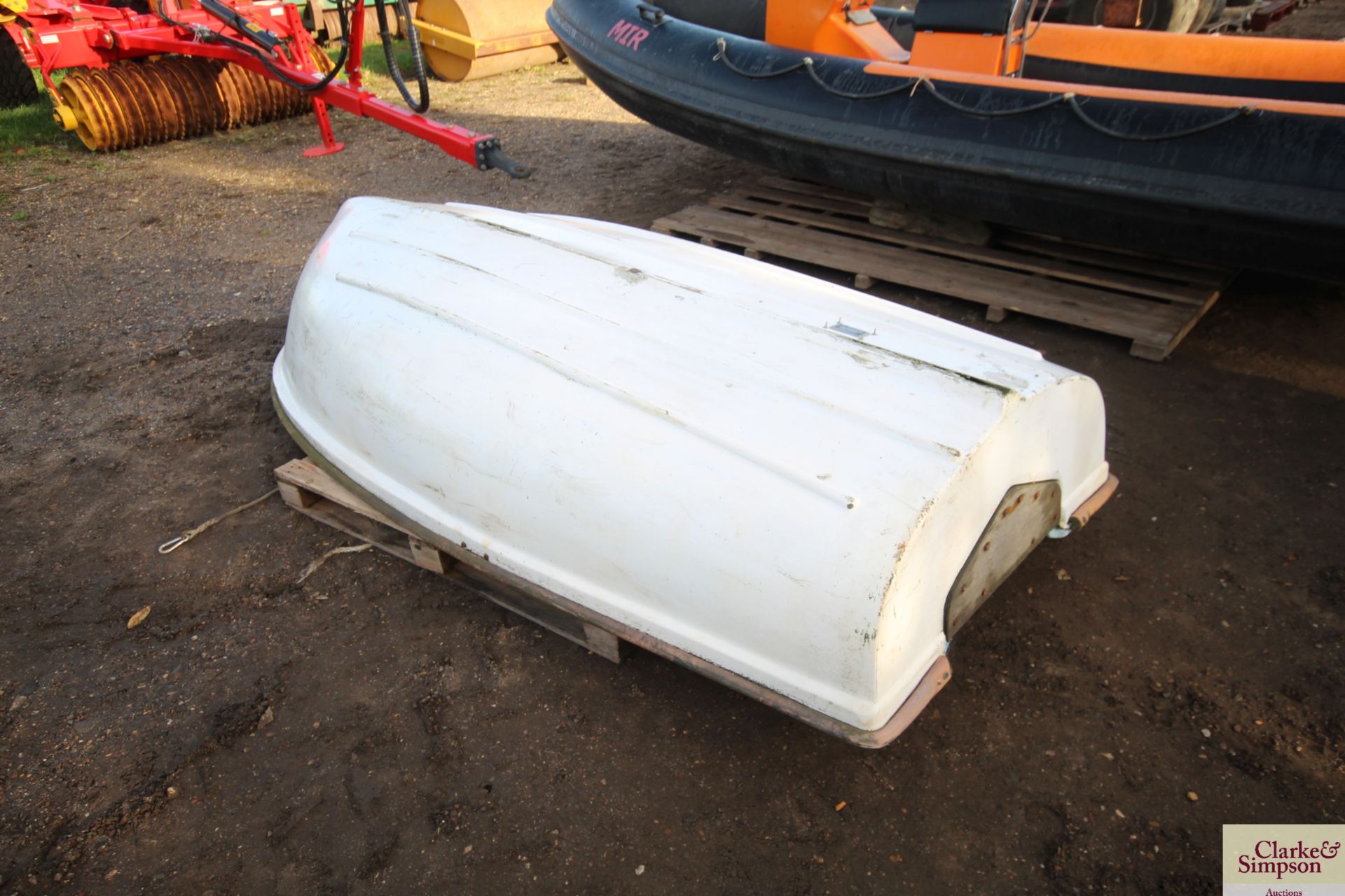 **CATALOGUE CHANGE** 9ft fibreglass dinghy. - Image 2 of 4