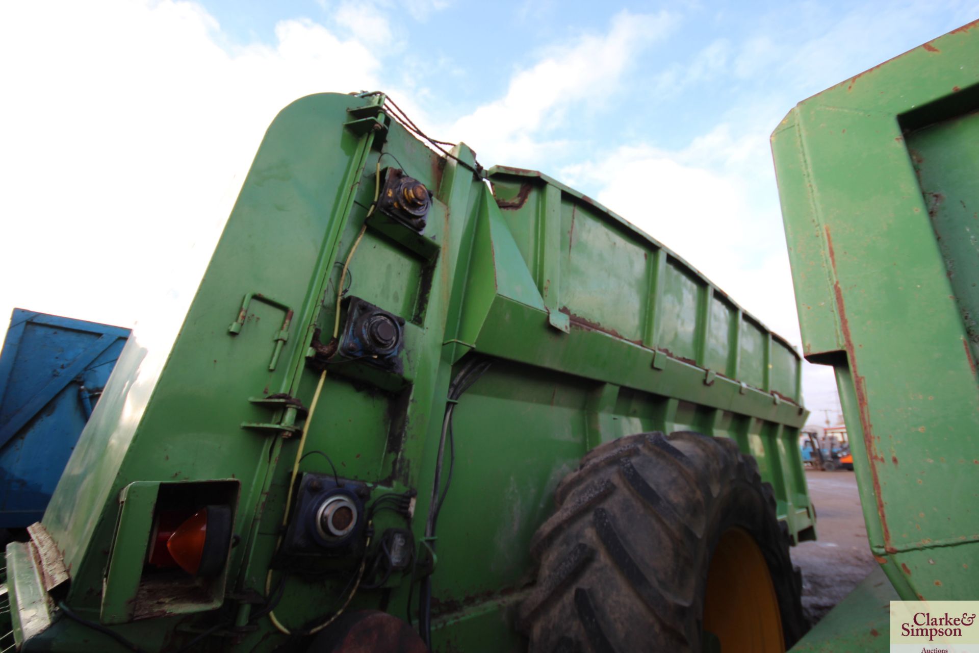 Agri-Hire 14T single axle rear discharge muck spre - Image 5 of 17