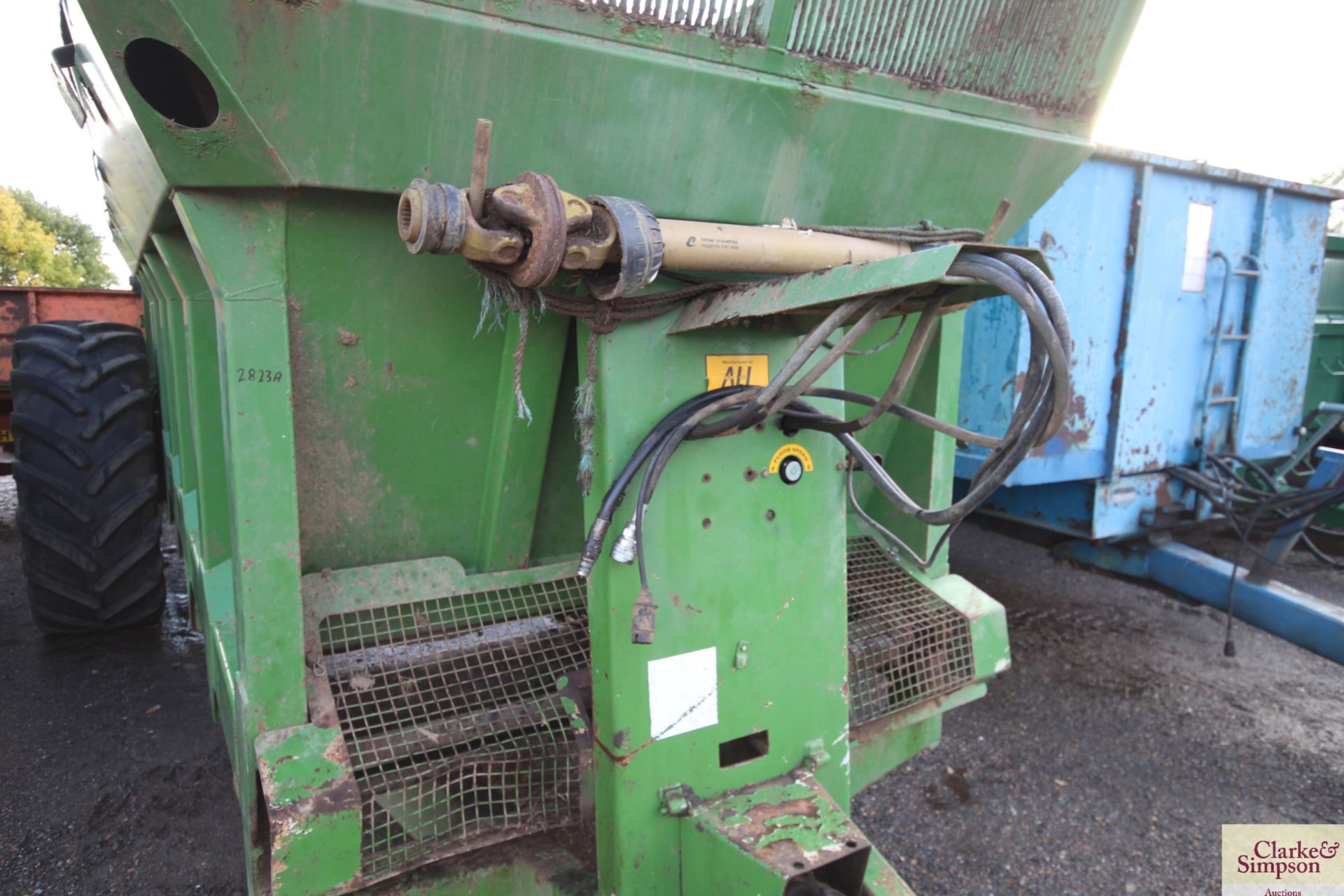 Agri-Hire 14T single axle rear discharge muck spre - Image 8 of 17