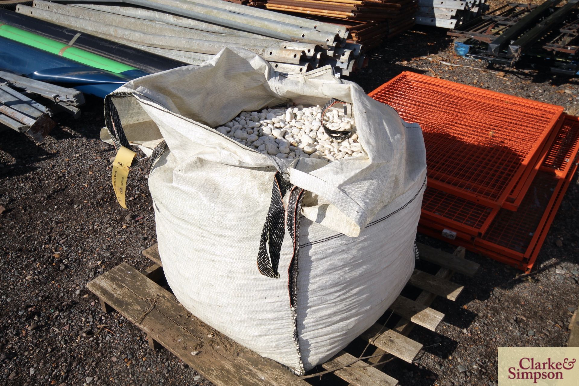 Quantity of 20-40mm decrotive white pebbles. V