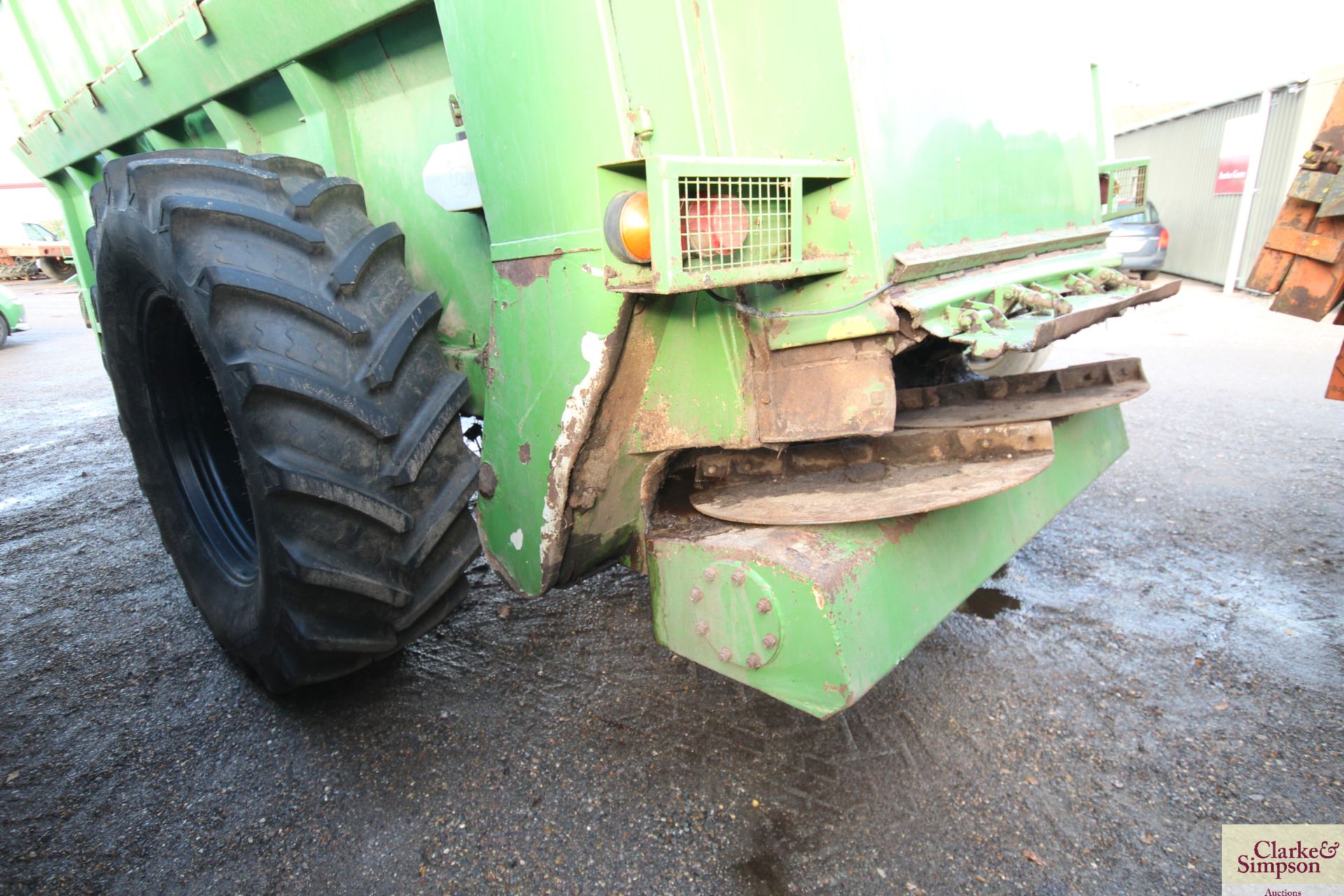 Agri-Hire 14T single axle rear discharge muck spre - Image 4 of 17