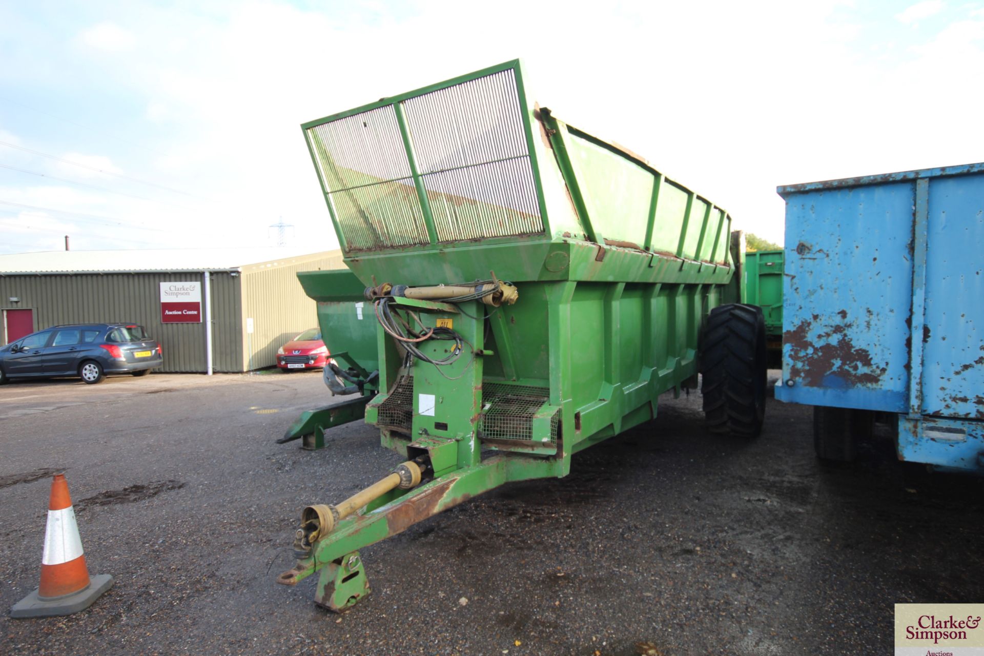 Agri-Hire 14T single axle rear discharge muck spre - Image 2 of 17