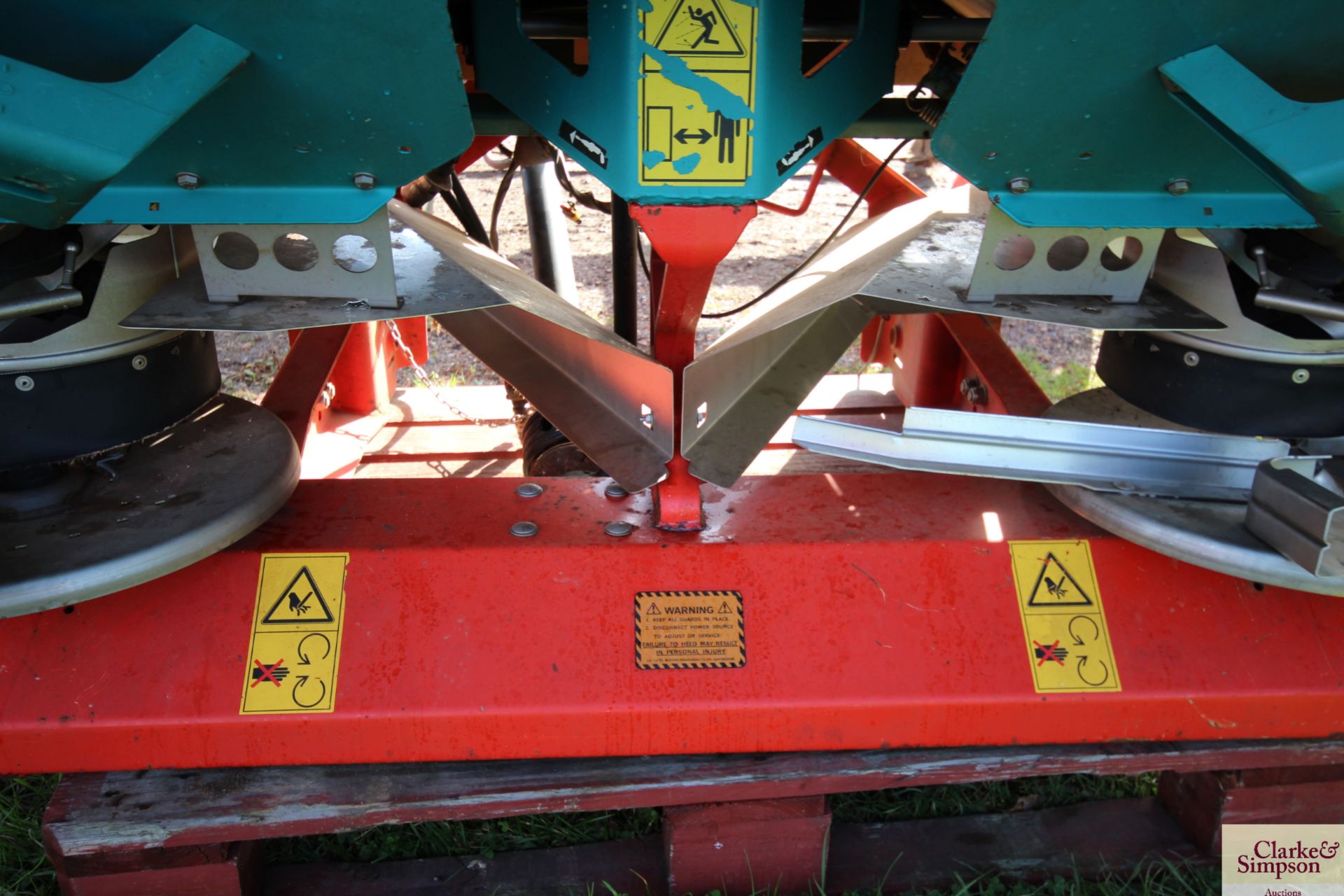 Reco Sulky X36 24m twin disc fertiliser spreader. 2008. Serial number BD0129. With hopper - Image 12 of 14