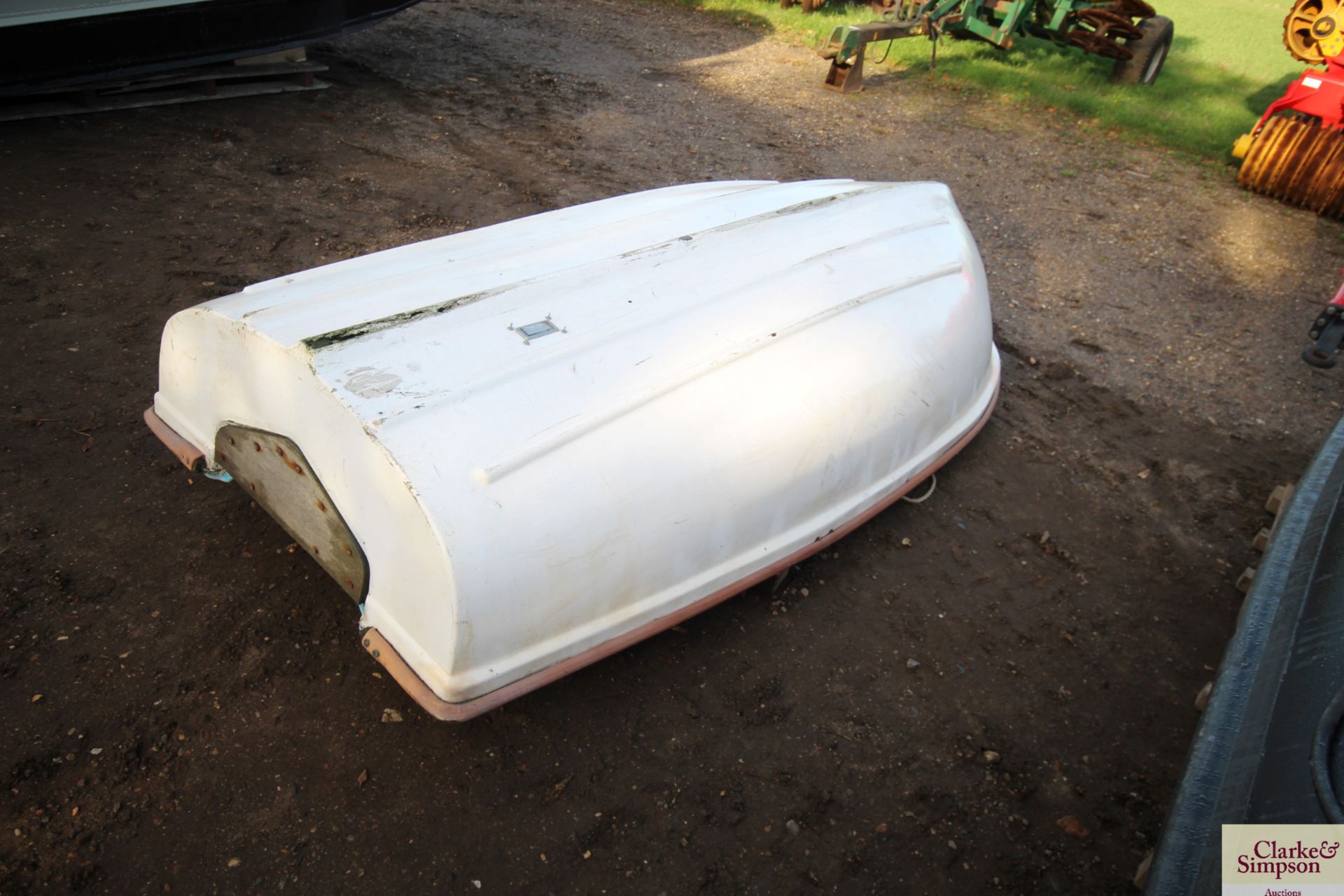 **CATALOGUE CHANGE** 9ft fibreglass dinghy. - Image 3 of 4