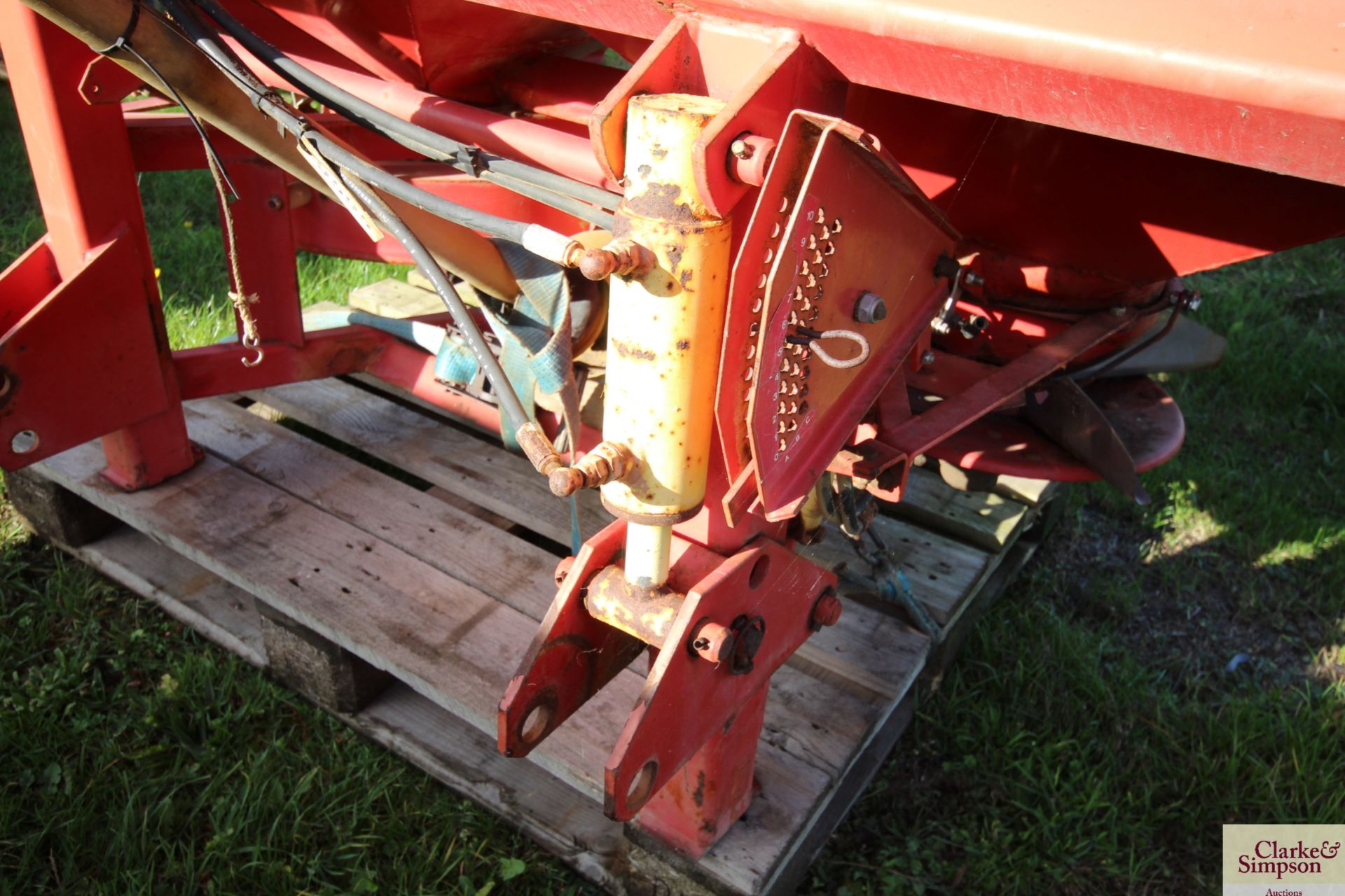 Lely Centreliner twin disc fertiliser spreader. With hopper extension. 1995. V - Image 7 of 12