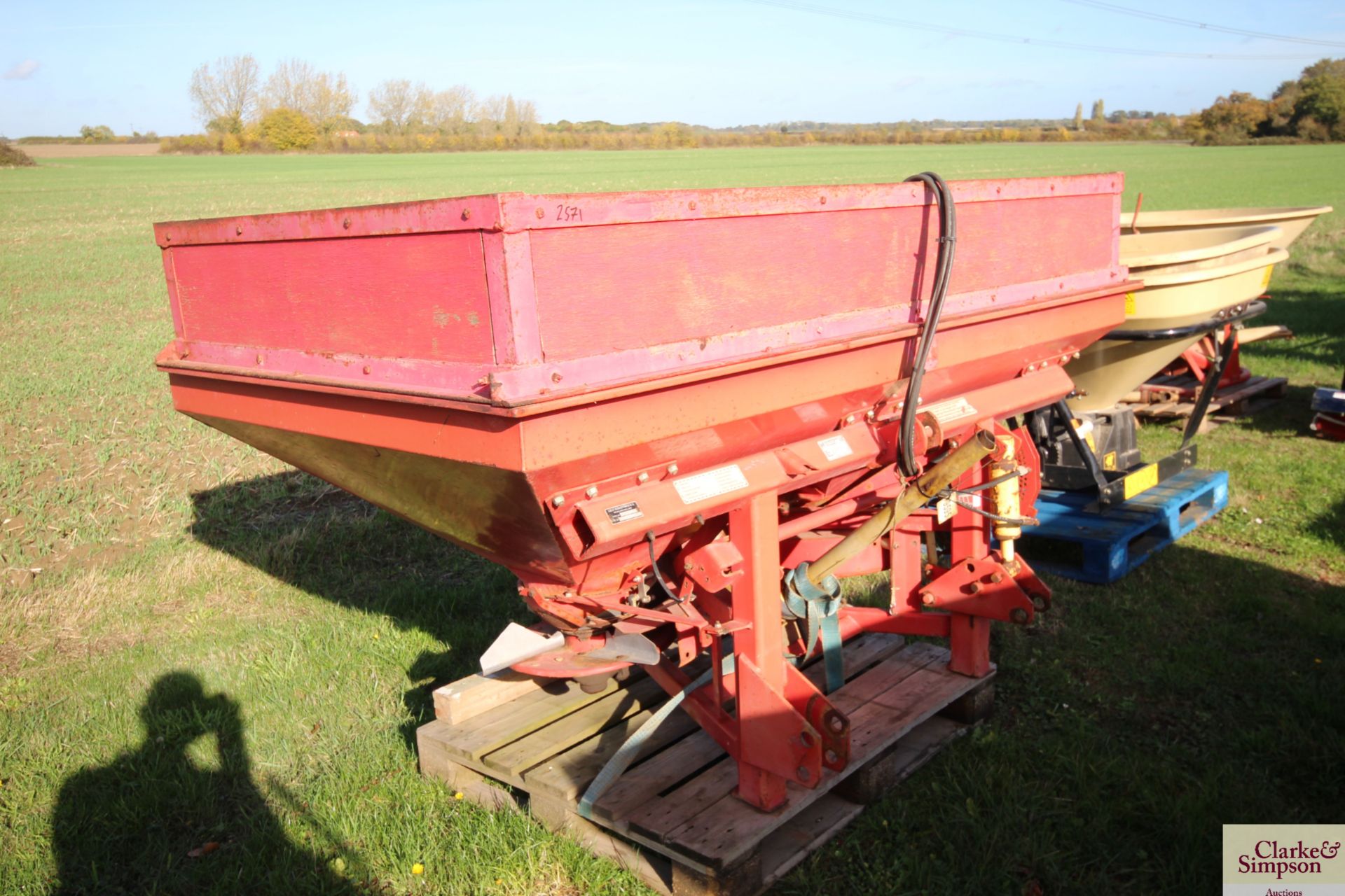 Lely Centreliner twin disc fertiliser spreader. With hopper extension. 1995. V