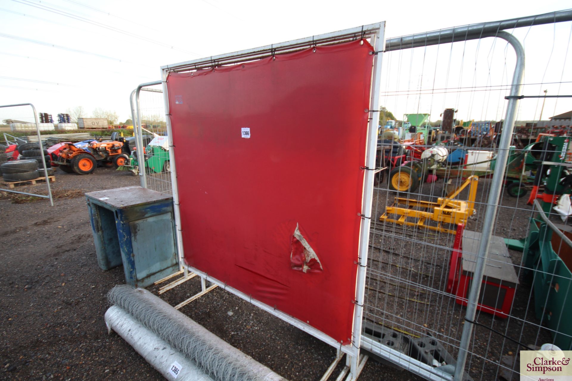 4x small welding screens.