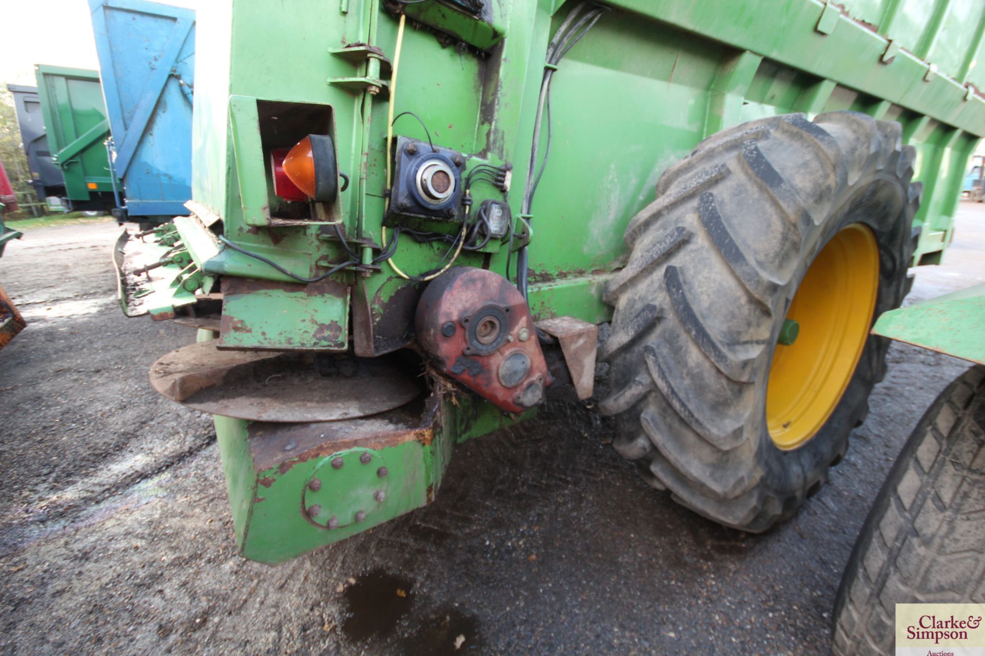 Agri-Hire 14T single axle rear discharge muck spre - Image 6 of 17