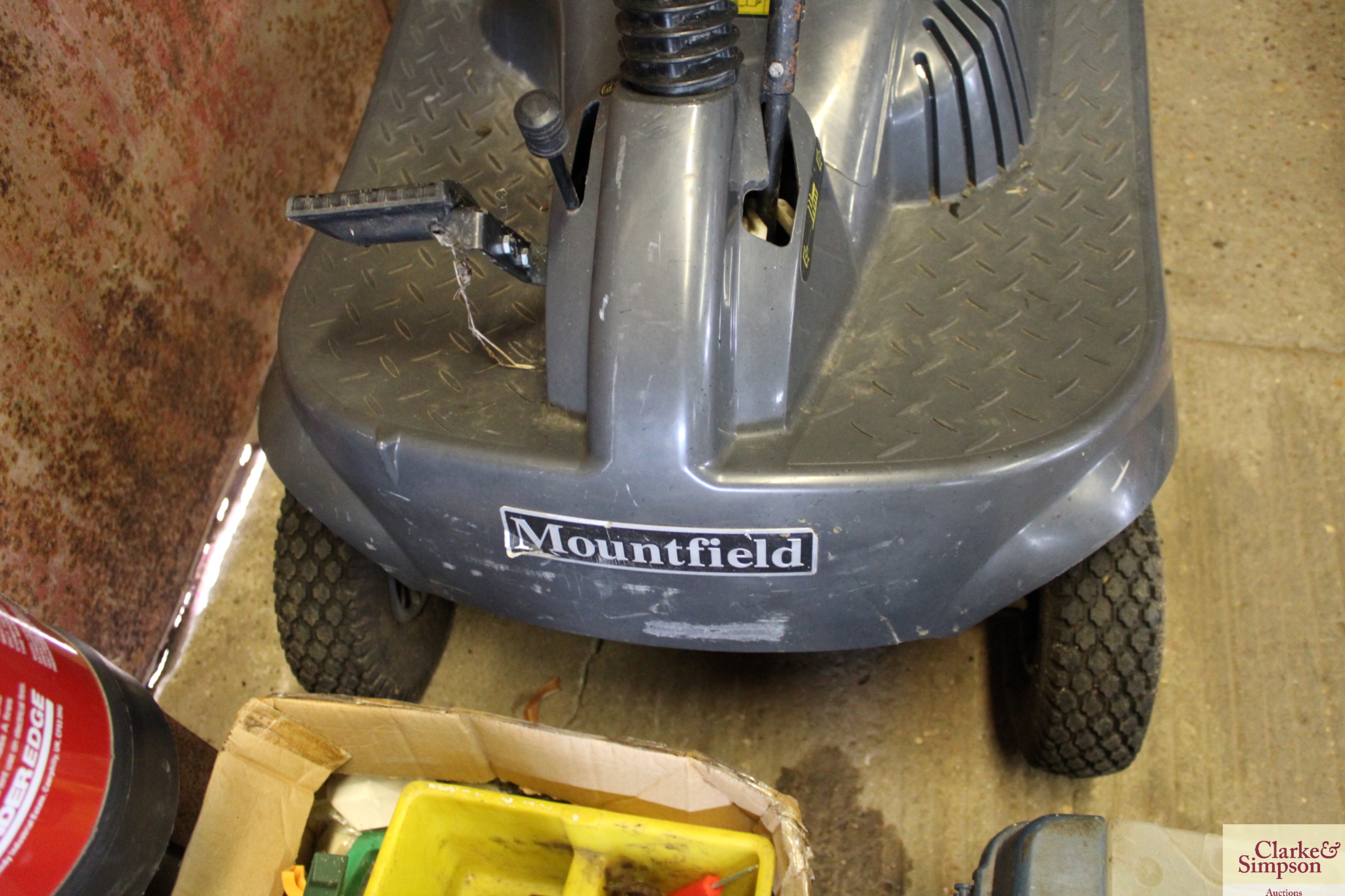 A Mountfield R25M ride-on garden lawn mower, electric start, lacking ...