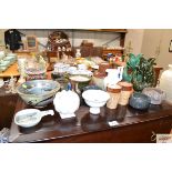 A collection of various decorative pottery to incl