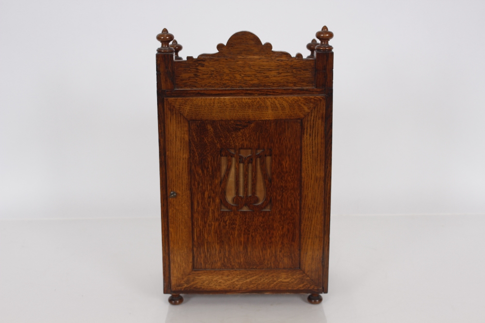 A late Victorian oak cased bracket clock, the eight day movement striking the hours and the quarters - Bild 3 aus 5