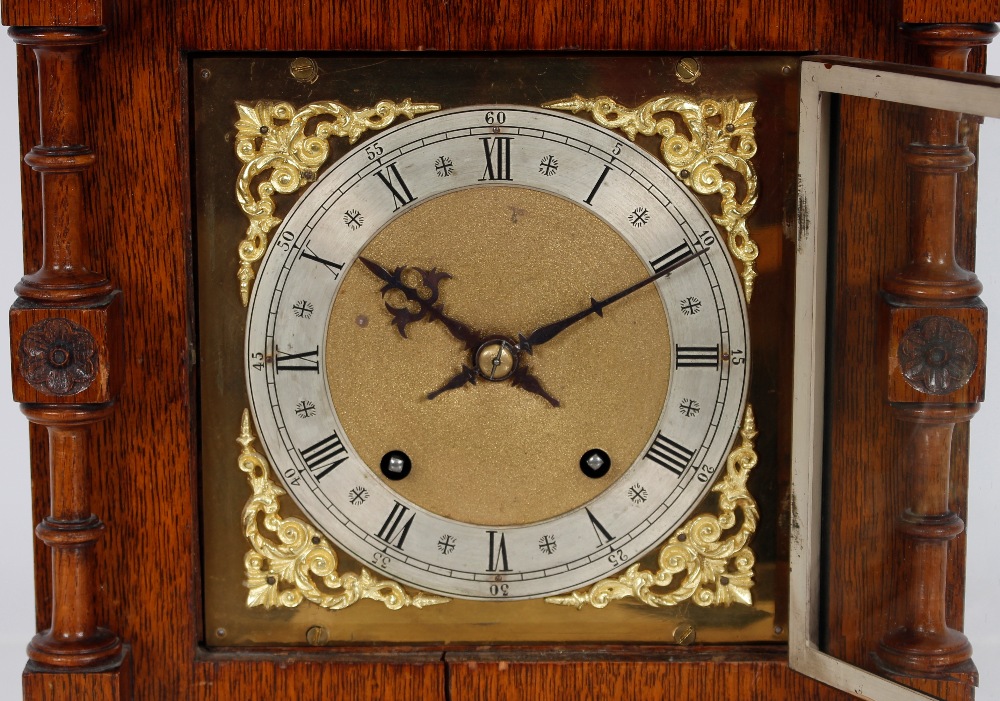 A late Victorian oak cased bracket clock, the eight day movement striking the hours and the quarters - Bild 2 aus 5