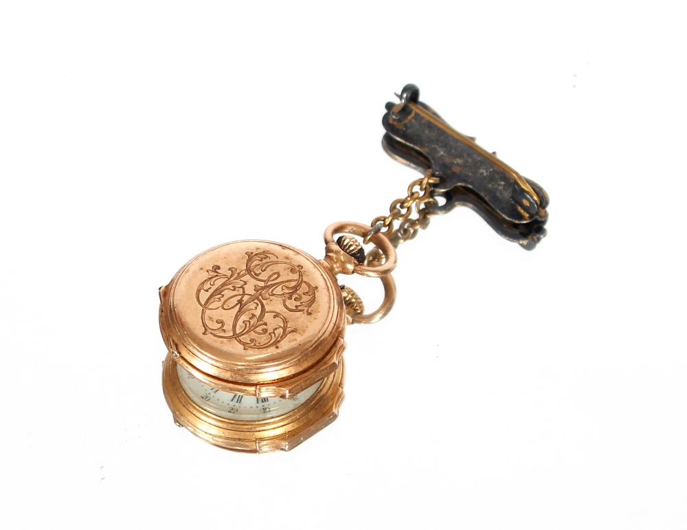 A small metal fob watch; a small gold fob watch with white enamel dial; a perfume bottle and a - Bild 2 aus 4