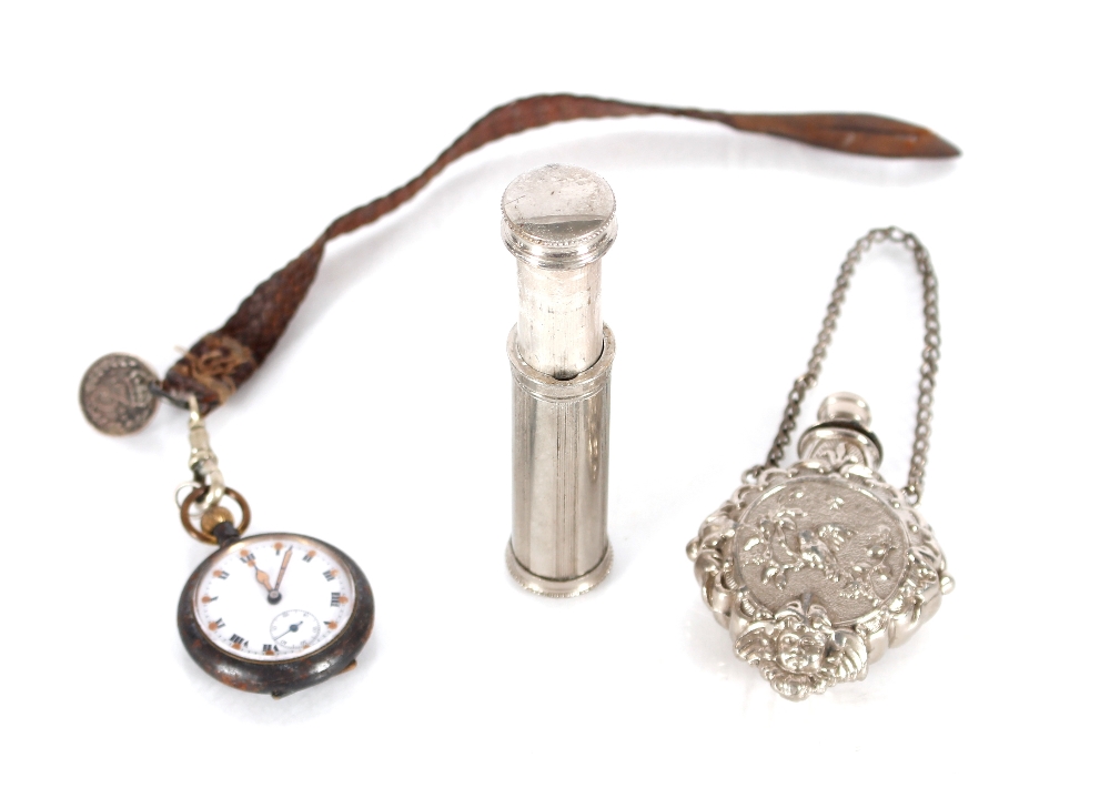 A small metal fob watch; a small gold fob watch with white enamel dial; a perfume bottle and a - Bild 4 aus 4